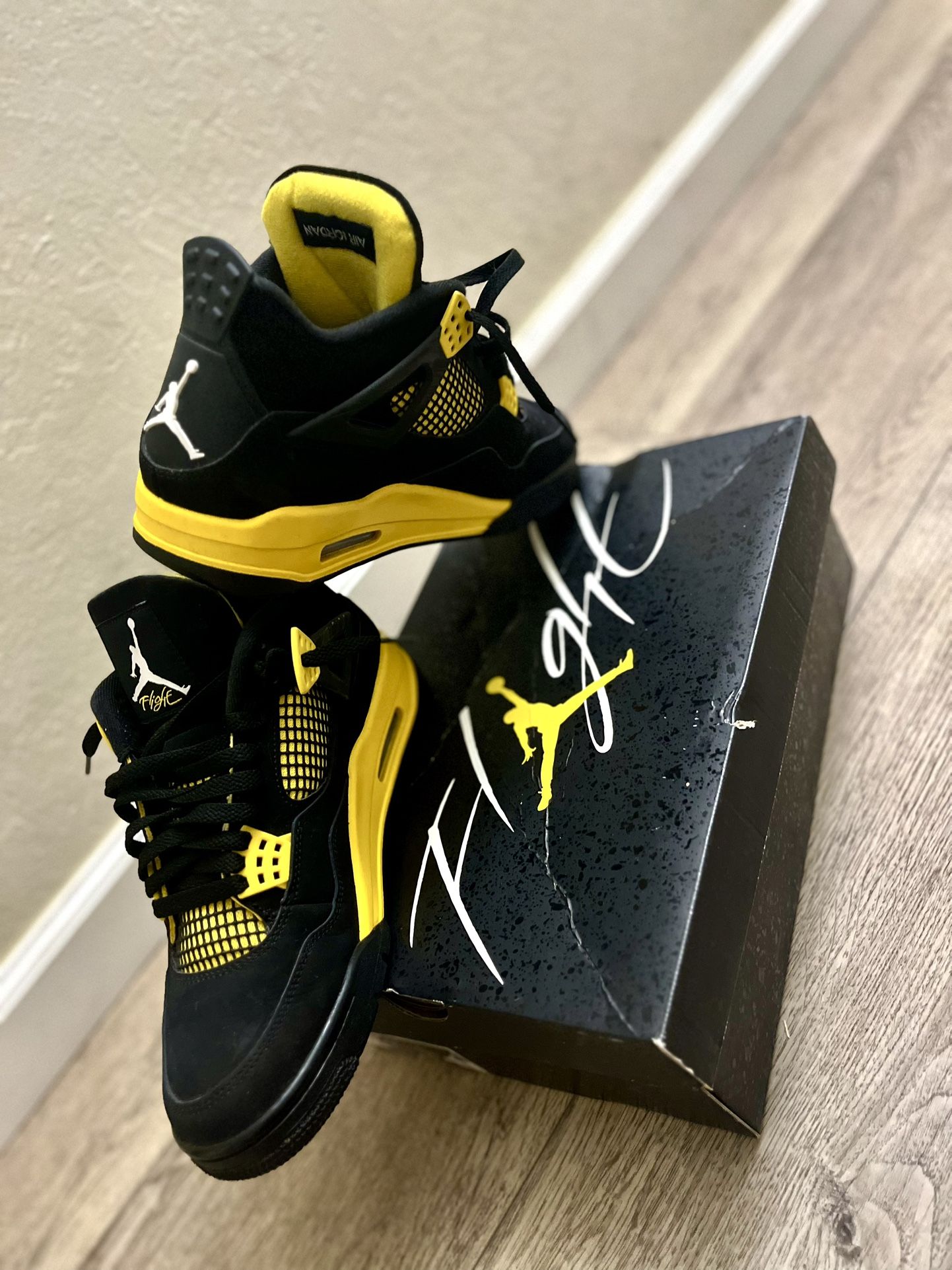 Air jordan 4 thunder yellow size 9.5