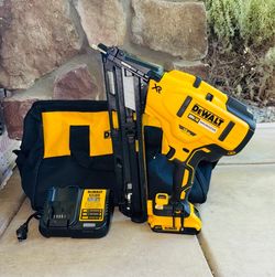 DEWALT 20V XR 2-1/2 in. 15-Gauge Finish Nailer Kit + 2.0Ah Battery, Charger & Contractor Bag