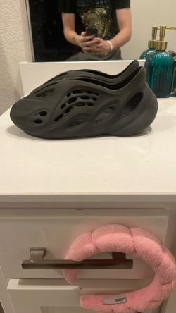 yeezy foam runner size 10