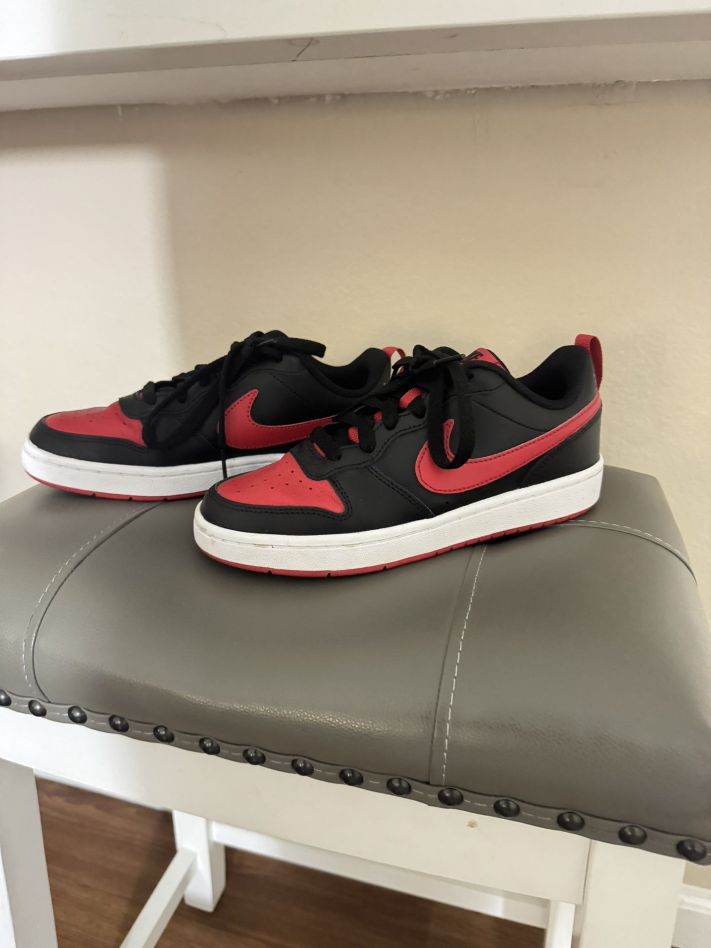 NIKE Low Top Sneakers!! Size Youth