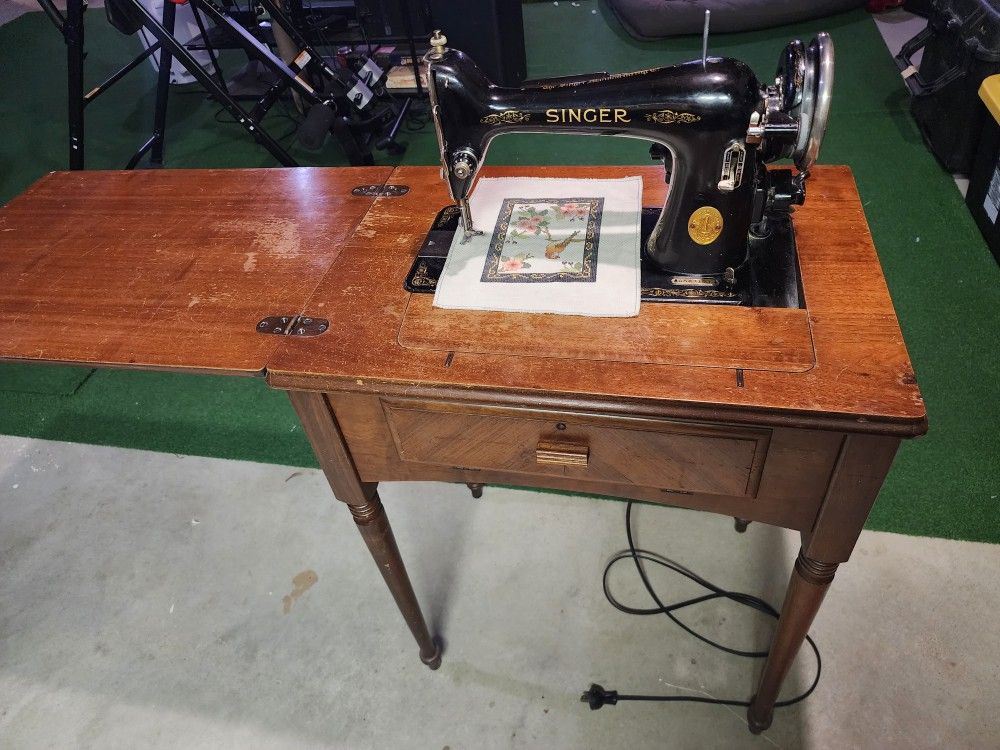 1946 Singer Sewing Machine with Original Receipt + Attachments