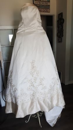 🍾🥂Beautiful Wedding Dress💗Pearl White☆Fits Sizes 6 through 8...(medium) Corset top... Champagne trim.. Pearl Satin🌼💍