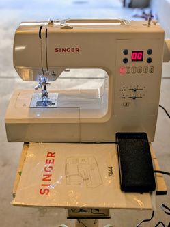 LIKE NEW Singer 7444 Computerized Sewing Machine - Complete Set