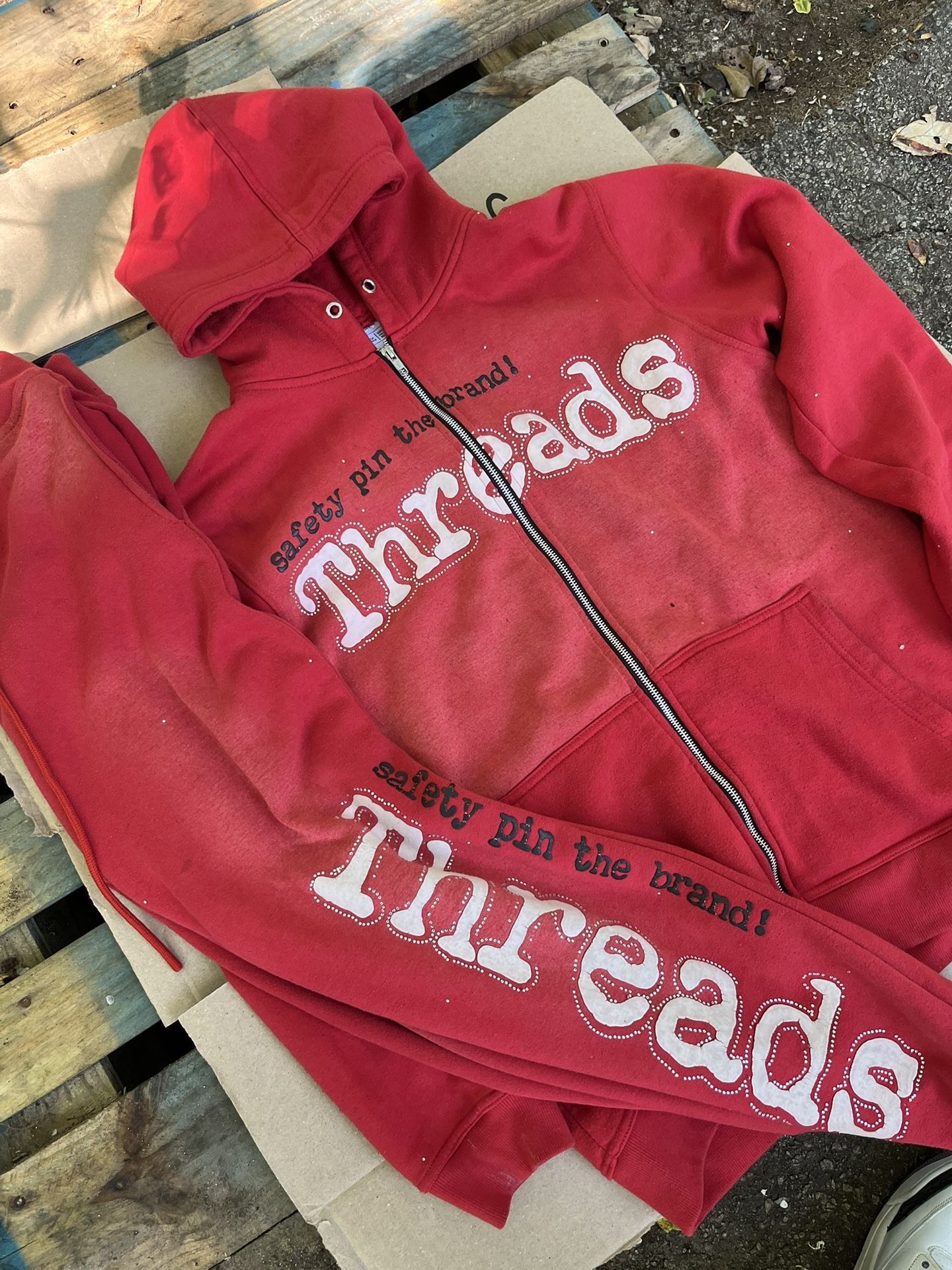 *THREADS JOGGER SUIT* (L)