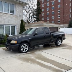 Ford F150 lightning V8