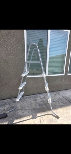 Pool ladder