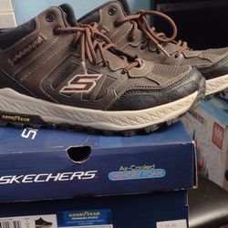 Hiking Boots 🥾 Sketchers Boys Size 6