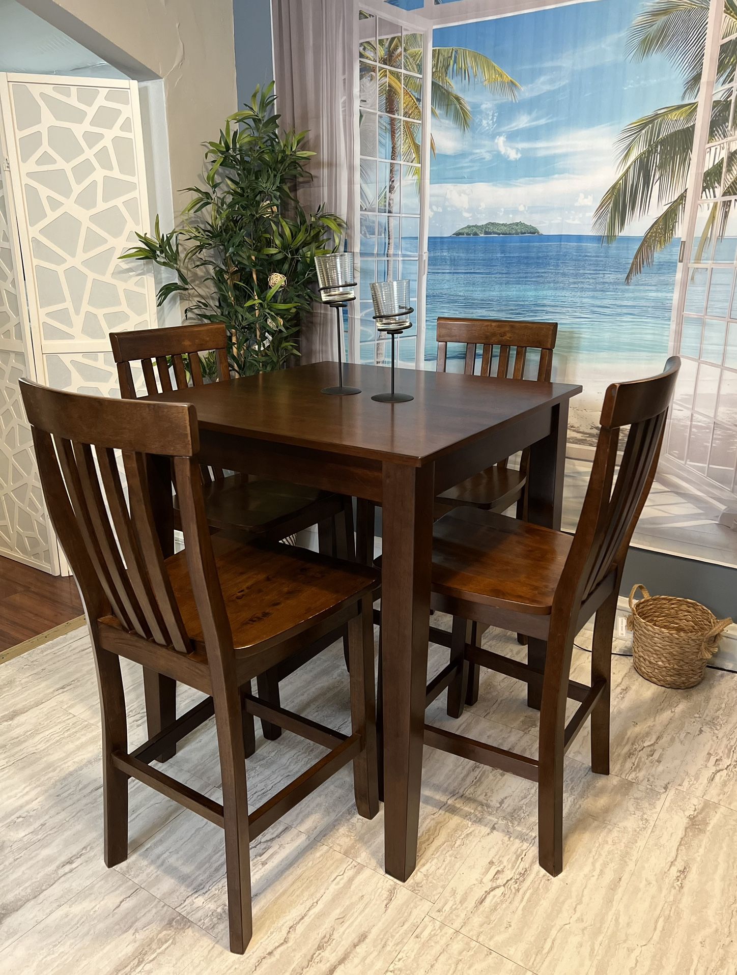 Beautiful Small Height Dinig Set Like New! Table With 4 Chairs! I can Deliver