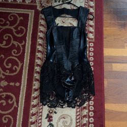 Beautiful costume, all in black comes with a veil, and the clip very beautifully organized, all leather lace and veil