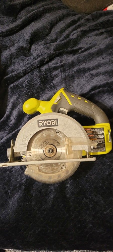 RYOBI CORDLESS SAW 2 BLADES AND 18v BATTERY9