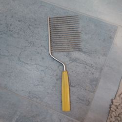 Vintage Schneider Toledo Bakelite Cake Breaker/Comb