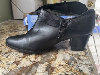 Ladies Shoes, Size 11 Brand New