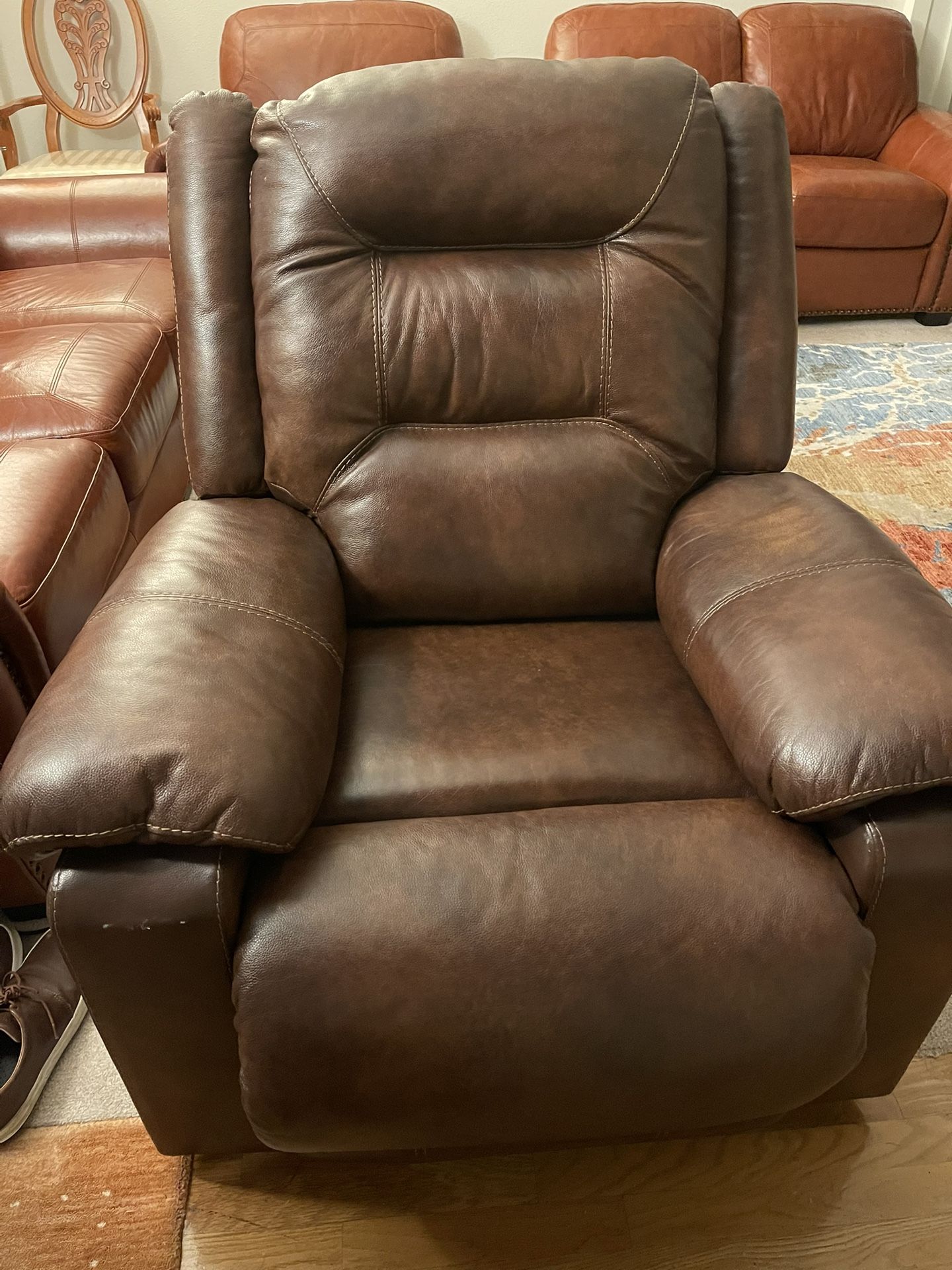 A Beautiful Top Grain Leathet Power Recliner. Very Good Condition.