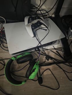 PS5 Slim Digital Edition Bundle (2 Controllers + Razer Headset)