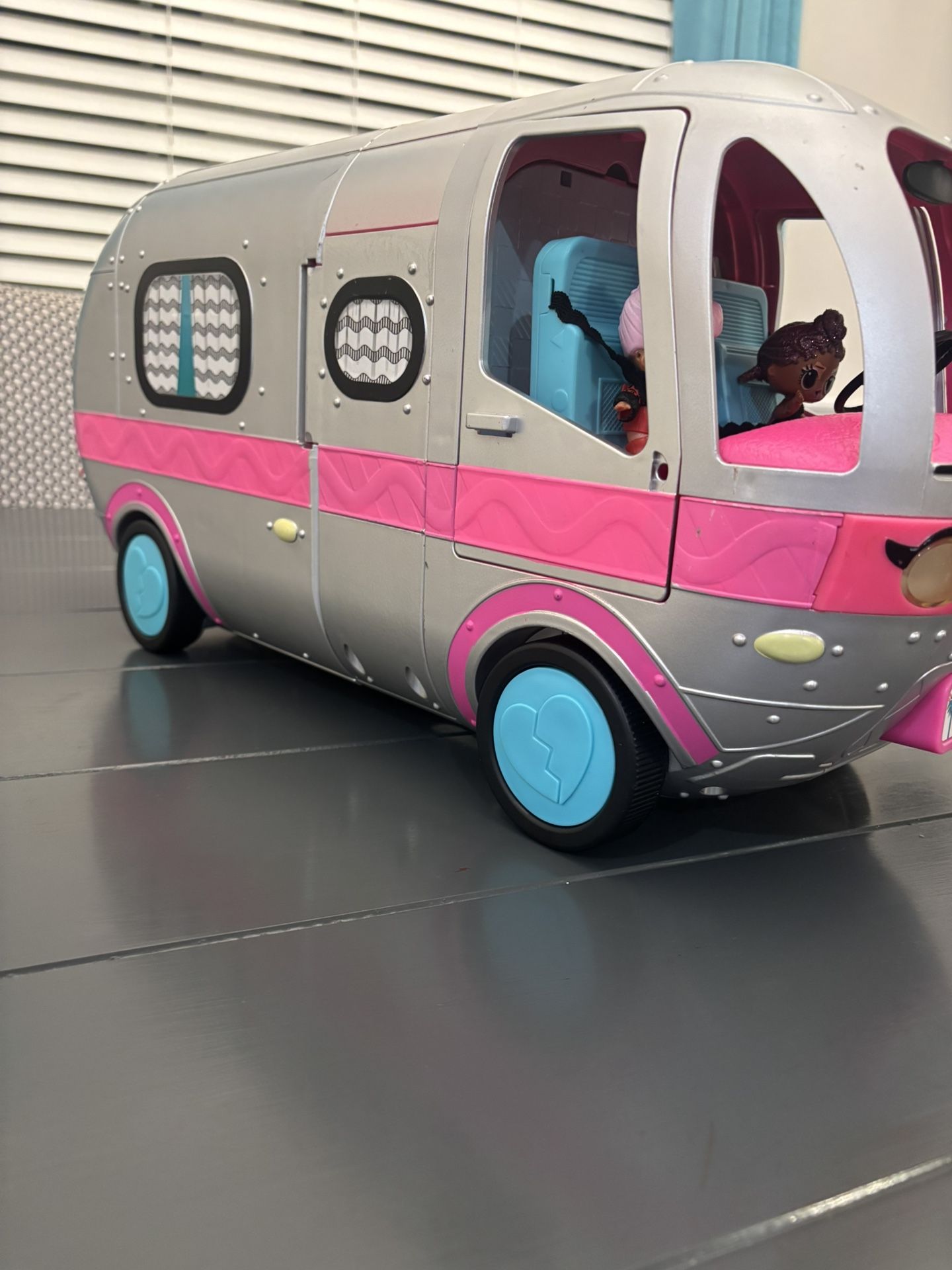 LOL Surprise OMG 4-in-1 Glamper Fashion Camper Pink Silver Play set