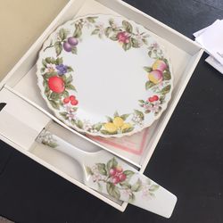 Porcelain pie or cake plate set