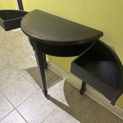 Wooden accent table in GOOD condition!