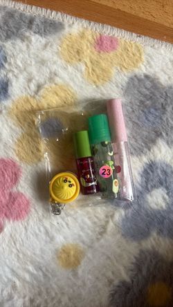 ✨ Set de 4 Accesorios Kawaii Colores  – Brillo Labial, Llavero y Más | Nuevo