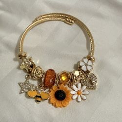 Charm Bracelet With Cute Flower Theme