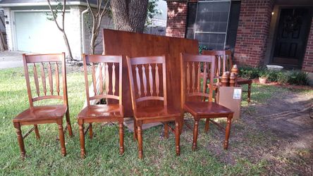 Solid wood dinning room table and 6 chairs