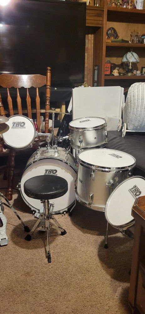 TKO PERCUSSION Drum Set 5 Piece Plus Chair