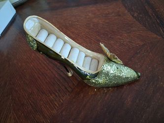 Decorative high-heel shoe ring holder, often associated with Princess Tiana from Disney's The Princess and the Frog. 