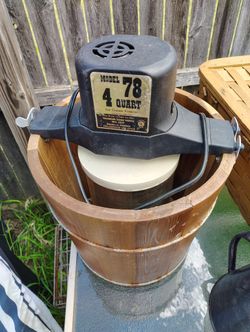 Model 78 4 Quart Ice Cream  Freezer  Richmond Cedar Works  VINTAGE 