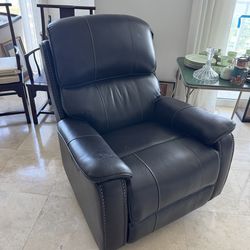 Hatherleigh 34" Leather Dual Power Recliner with USB Power Outlet - Retail: $1495