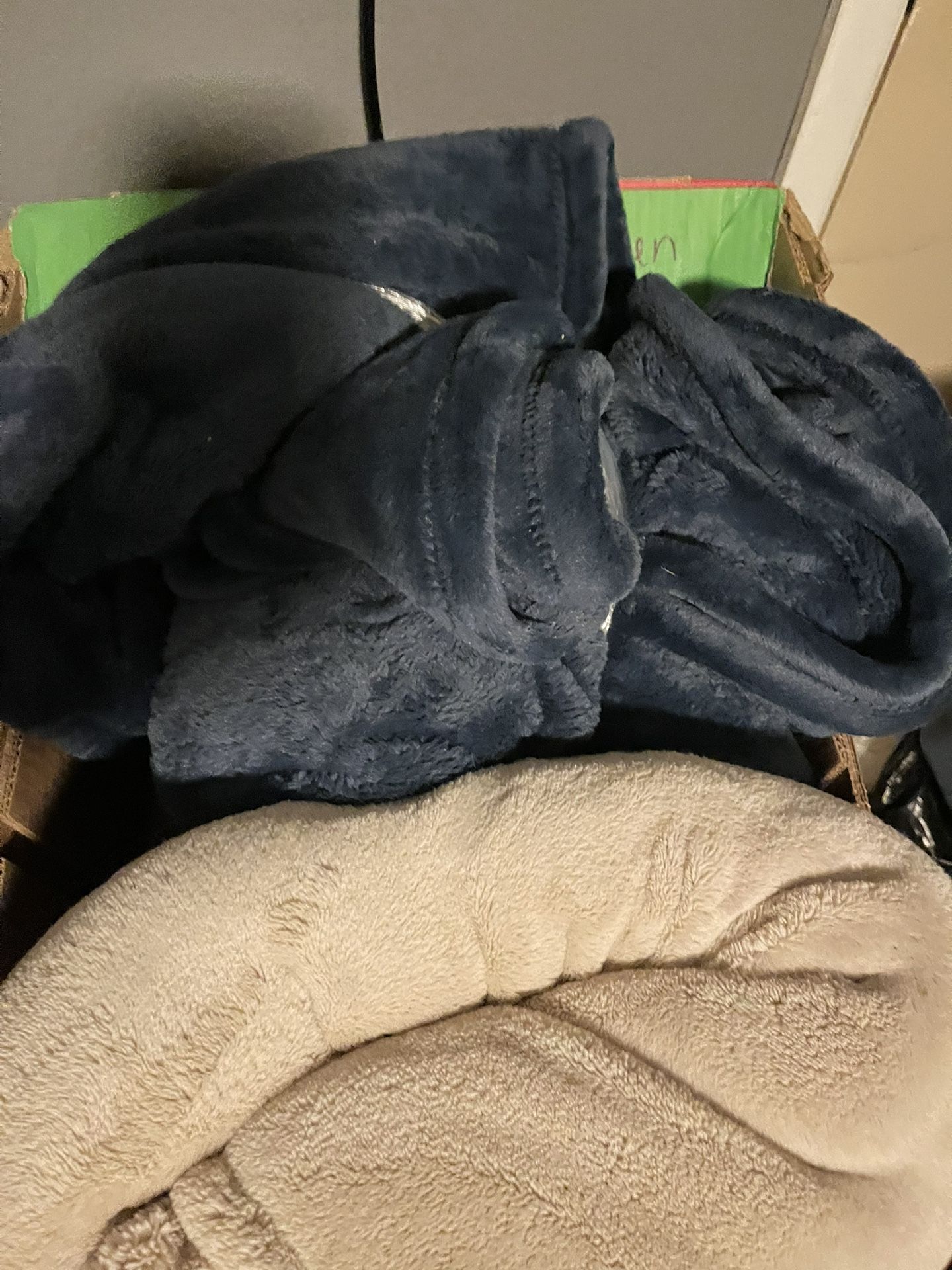 Cobijas Queen $12 Cada Uno