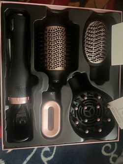 New! Beachwaver Blow Brush 4 in 1 hair dryer set