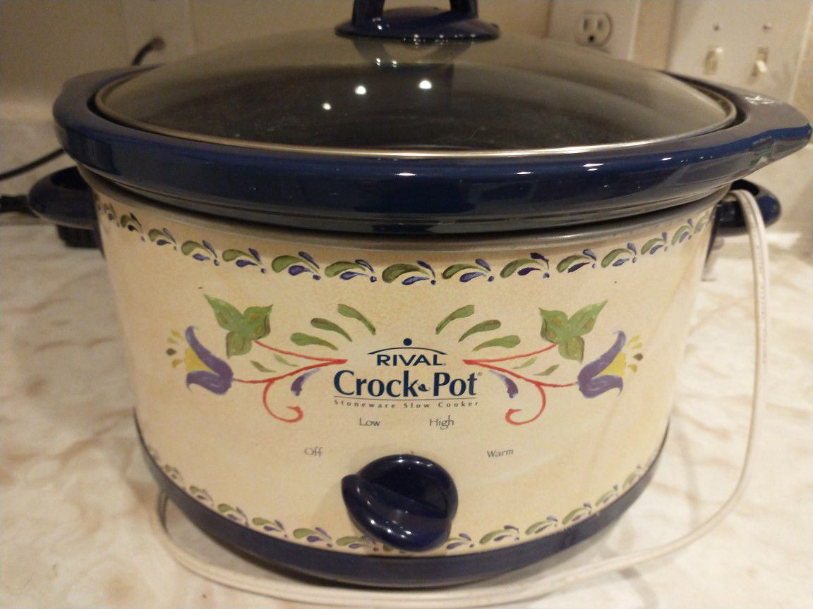 Very Large Beautiful Rival Crock Pot - 5 Quart 