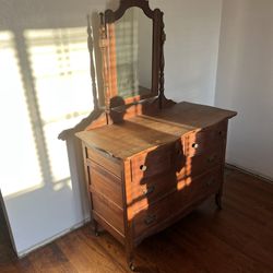 Classic Dresser With Mirror 