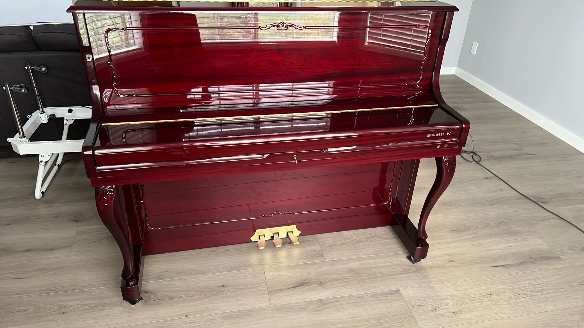Samick Upright Piano SU-118FA Mahogany With French Legs With Bench