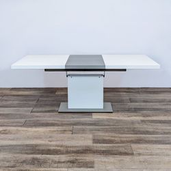 BoConcept Milano extendable dining table