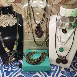 #1599, LOT OF SILVER TONE VINTAG JEWELRY.
