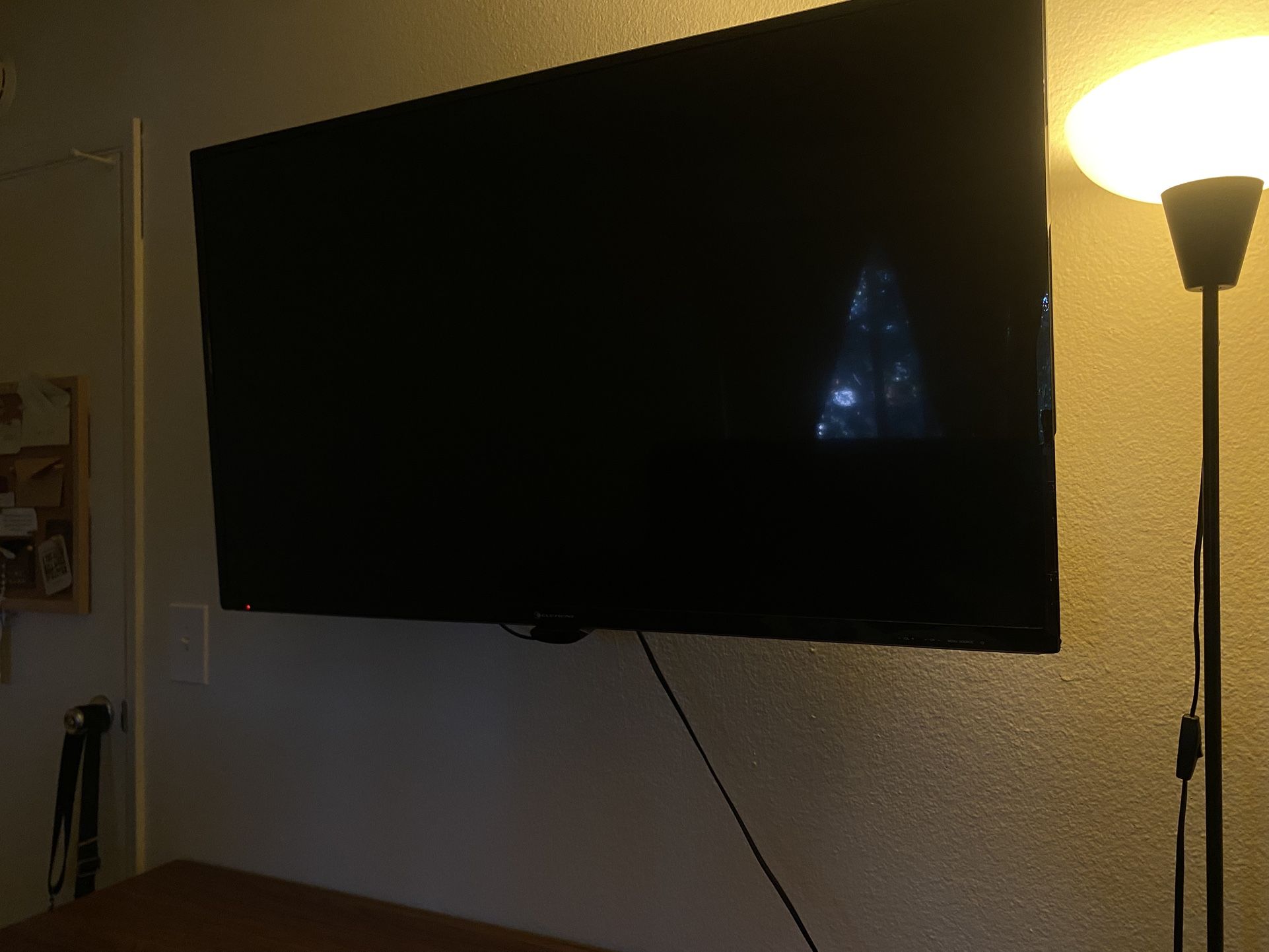 Flat Screen Tv w/ Tv mount