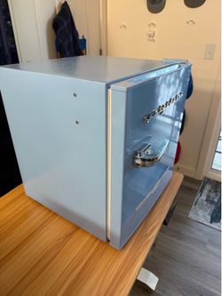 Frigidaire 1.6 cu. ft. Retro Bar Fridge