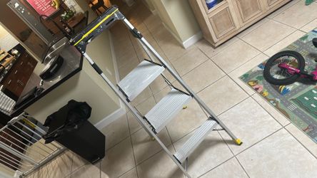 4 .5 ft. Aluminum Dual Platform Step Ladder with Project Bucket ( 9 ft. Reach ), 250 lbs. Capacity Type I Duty Rating