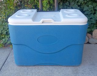 Ice Chest Cooler on Wheels 75 Qt. Coleman Excellent Condition