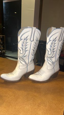 Miranda Lambert White Leather Cowgirl Boots