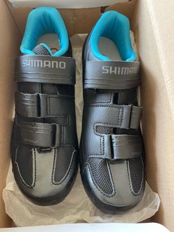 Brand new Cycling shoes w/ clips!!