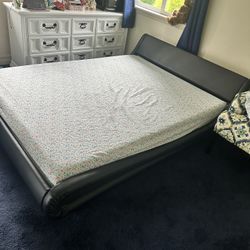 Sturdy Queen Bed Frame With Head And Foot Board. Black 