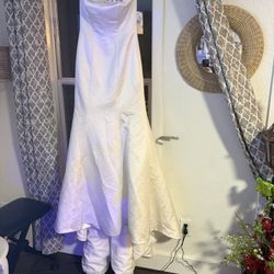 New w/ Tags: Galina Signature Wedding Gown (Orig. $750) - Size 4