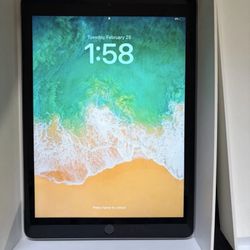 IPAD 5th Generation 32Gb WiFi GREAT CONDITION ! Silver Color 