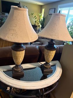 Pair of Traditional Tiled Faux-Bone Table Lamps. Read description 1st
