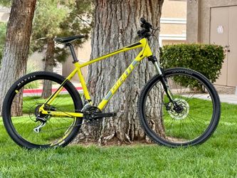 Giant Talon 3 Mountain Bike – 27.5” – Large Frame – Shimano Hydraulic Disc Brakes