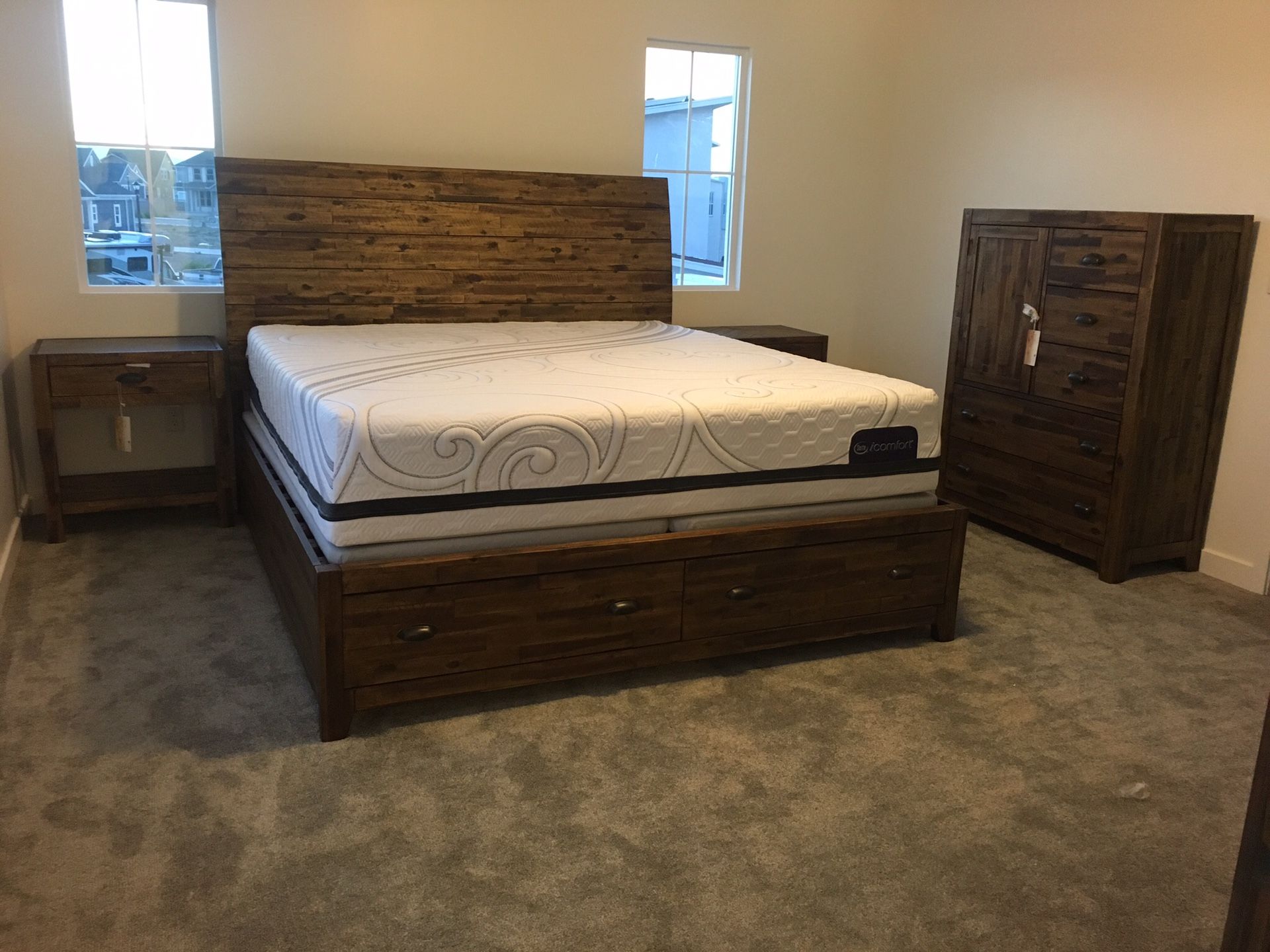 DISCOUNTED! Solid wood 6 piece king size wood Bedroom set