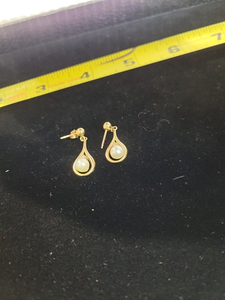 14k Gold Pearl And Diamond Earrings 1.8g