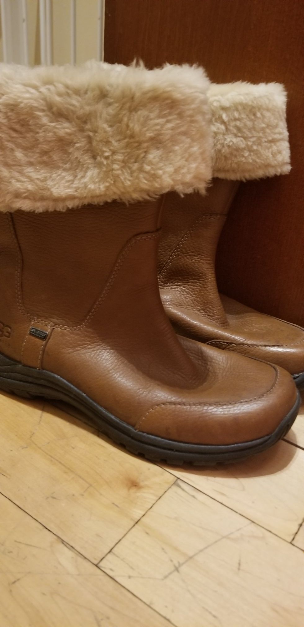 Ugg leather womans boot with fur