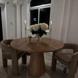 ROUND DINING TABLE